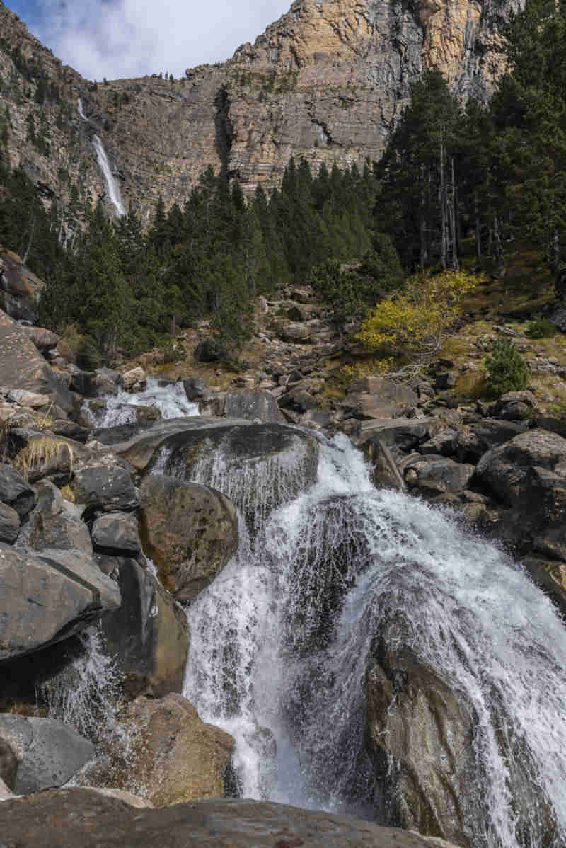Huesca - parque nacional de Ordesa y Monte Perdido - valle de Ordesa 22 - cascada de Cotatuero.jpg